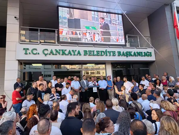 Vatandaşlar, Güner'in Tutuklanması Sonrası Belediye Önünde Bir Araya Geldi