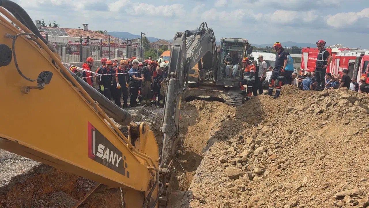 Tuzla'da inşaat alanında yaşanan göçükte 1 işçi mahsur kaldı