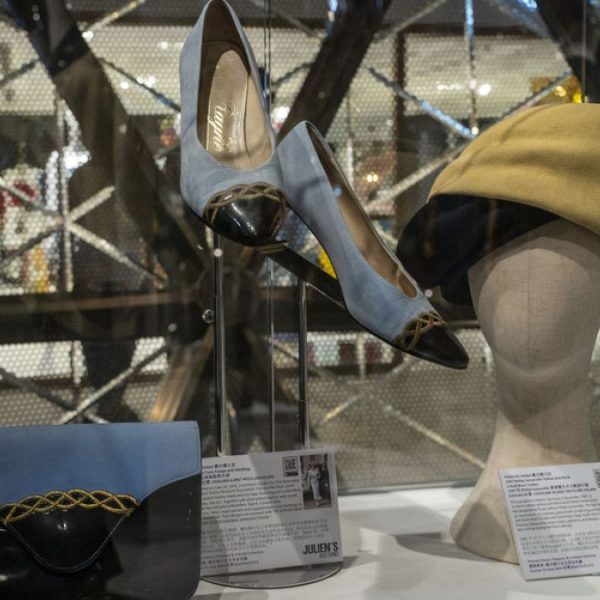 Prenses Diana'nın müzayedeye çıkarılacak elbiseleri Hong Kong'da sergileniyor