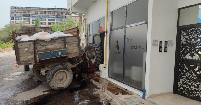 Bursa'da traktörün dükkana çarpması sonucu 2 kişi yaralandı