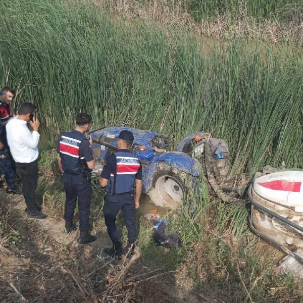Mersin'de devrilen traktörün altında kalan sürücü hayatını kaybetti.