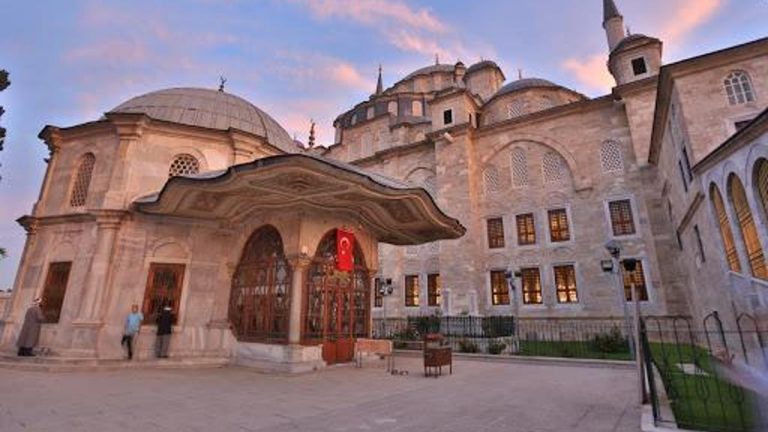 Fatih Sultan Mehmet Türbesi nerede ve nasıl gidilir? Fatih'in türbesi ziyarete açık mı?