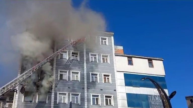 Kars'ta 7 katlı otelde yangın