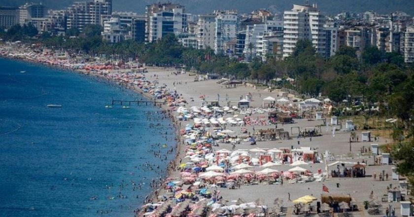 Antalya'da güneşli havayı fırsat bilenler yüzmeye gitti – Son Dakika Türkiye Haberleri