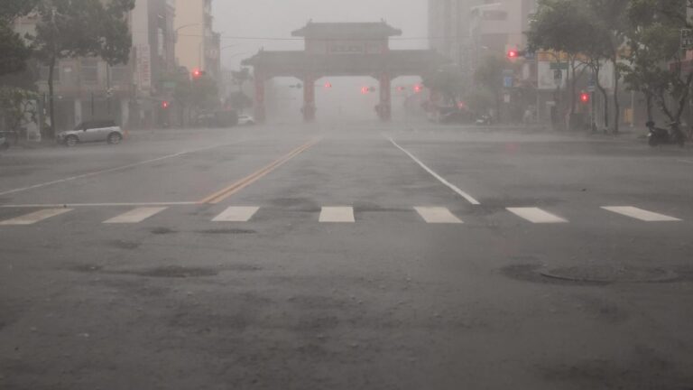 Kong-rey Tayfunu Tayvan’a yaklaşırken 3.000’den fazla kişi tahliye edildi