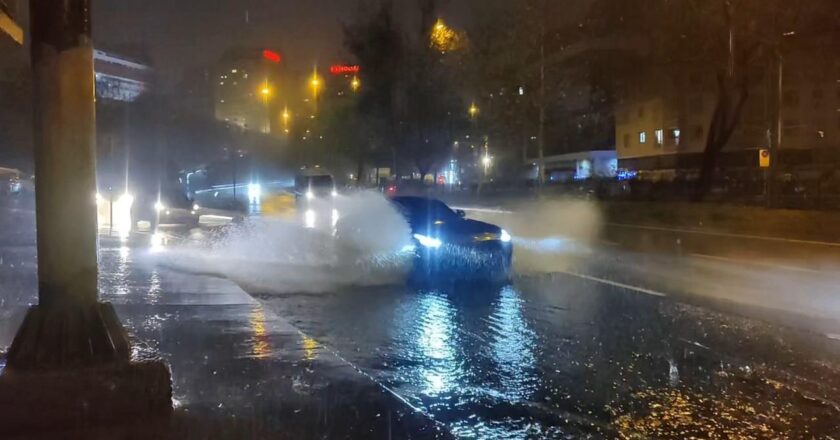 İstanbul’da şiddetli yağış sokakları göle çevirdi