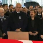 Binlerce kişi Ferdi Tayfur’u yalnız bırakmadı! Tabutu güçlükle araca taşınarak son yolculuğuna uğurlandı.