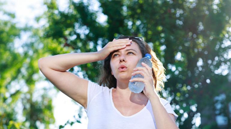 Uzmanlar rekor sıcaklıklarda uyarıyor: susuzluğu beklemeden su için
