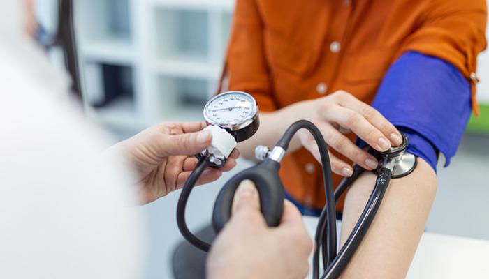 Uzman kardiyologdan tansiyonu dengelemek için her gün yapılacak 5 altın öneri! Tansiyon hastaları dikkat: “Kalbe benzin dökmek gibidir”