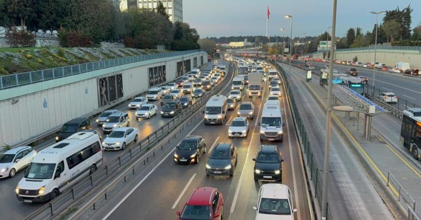 İstanbul’da akşam saatlerinde trafik yoğunluğu yüzde 89’a çıktı