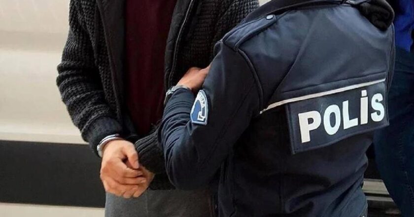 Eve davet ettikleri adamı soyan çift yakalandı